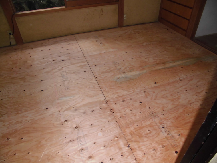 フローリング工事張替え前下地張替え後