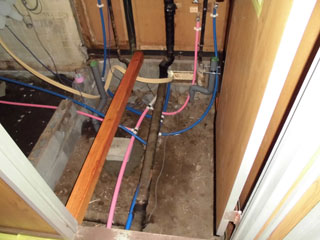 腐食した床の撤去後